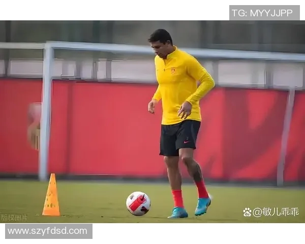 足球明星意外受伤睾丸被踢引发关注球场安全问题及运动员健康讨论