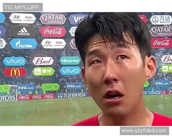 足球明星孙兴慜在赛场外的精彩瞬间与粉丝互动照相记录